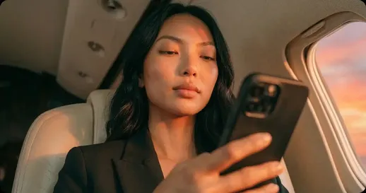 Aria verificando oportunidades no celular